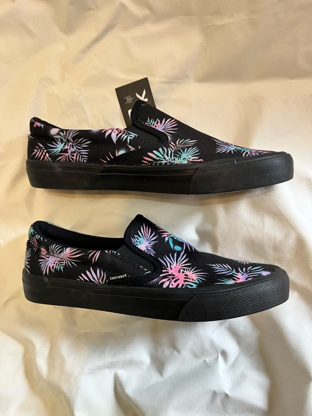 NWT Zoo York Black Slip-On Sneakers with Vibrant Tropical Print - Picture 9 of 11